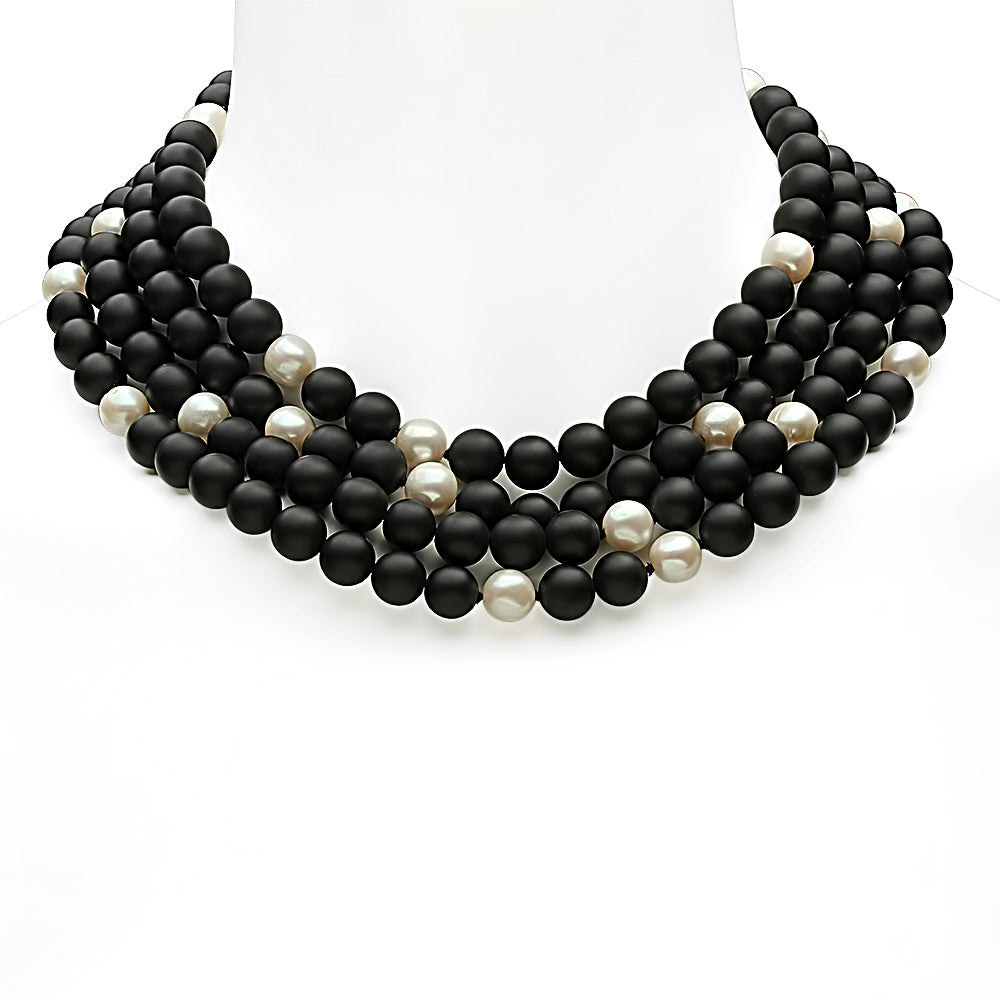 Necklace in Black and White pearls